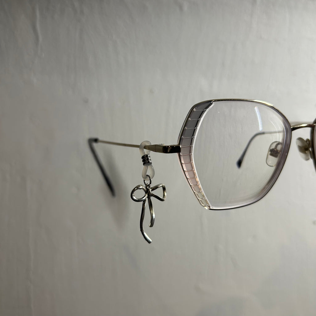 bow glasses charm