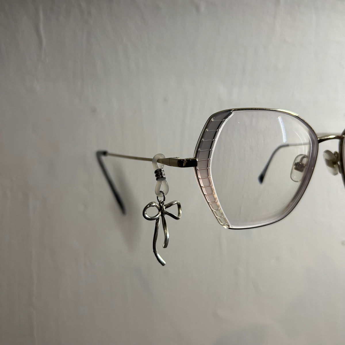 bow glasses charm