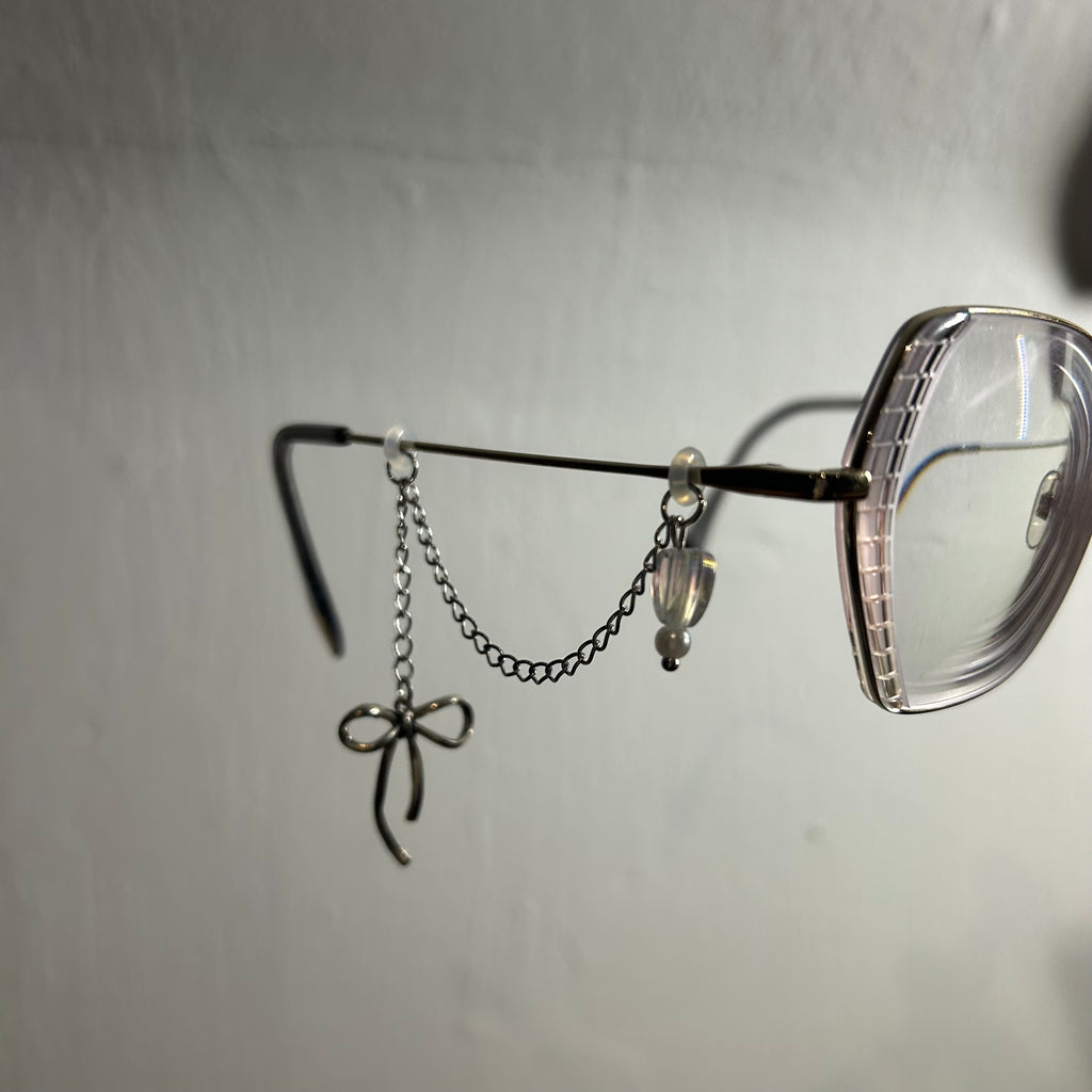 bow chain glasses charm